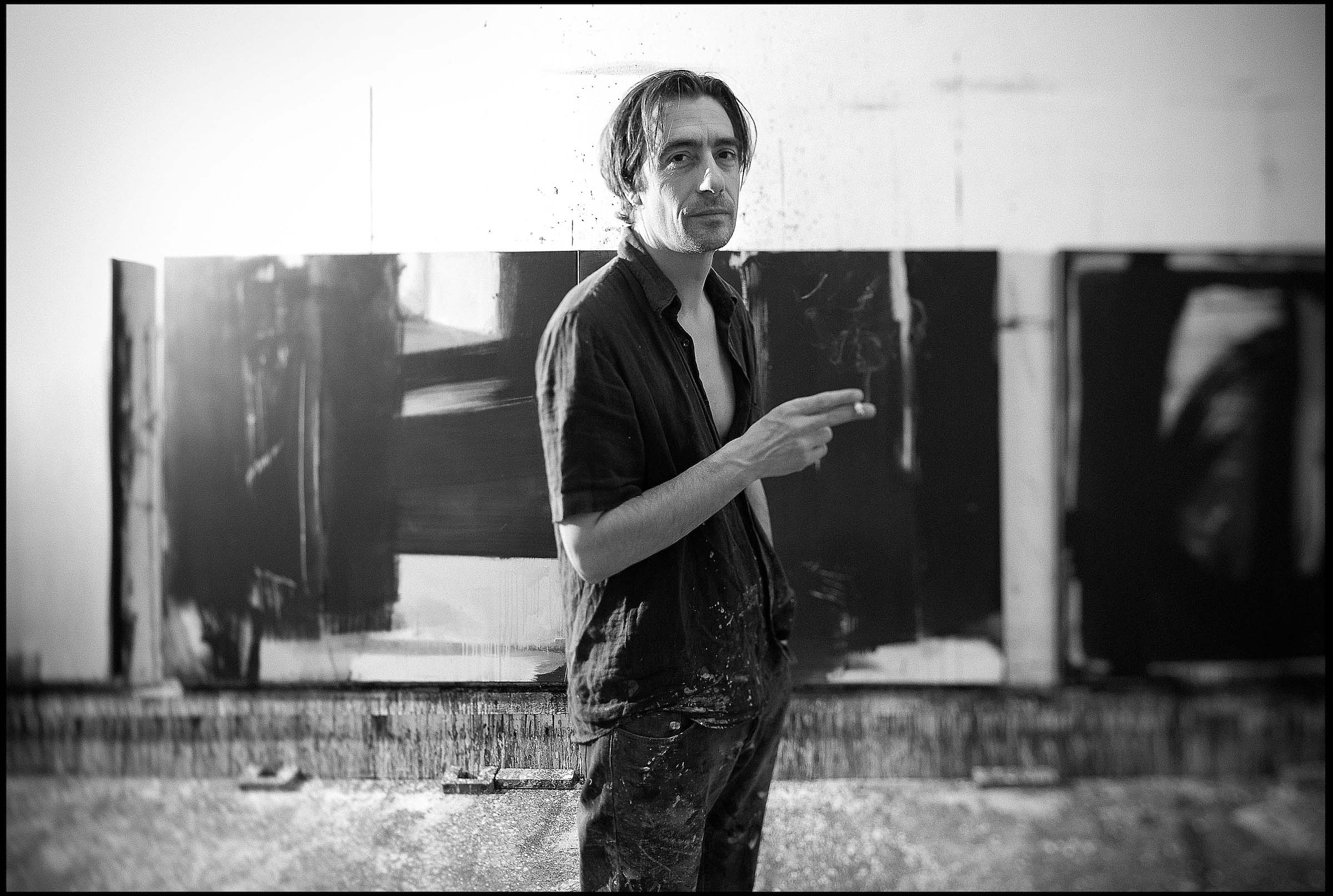 L'artiste-peintre Pierre Zufferey devant ses toiles dans son atelier
